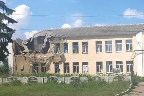 На Сумщині російський вертоліт розбомбив школу (фото)