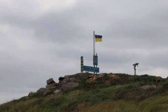 Скинули з вертольота: деталі встановлення українського прапора на Зміїному