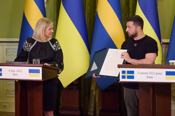 Премьер Швеции сделала Зеленскому подарок, который вызвал истерику у россиян