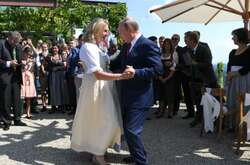 <span>Карін Кнайсль і Путін танцюють на весіллі</span>