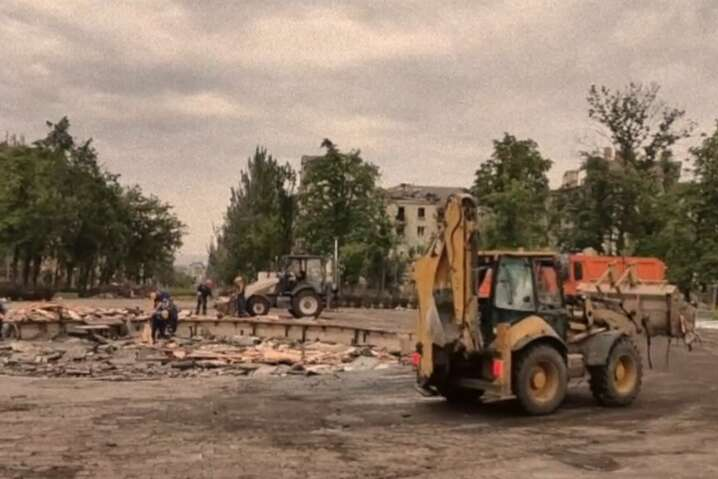 Оккупанты вывезли в Донецк главный фонтан Мариуполя (видео)