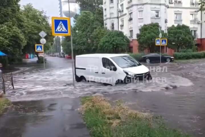 У Києві через грозу затопило вулиці (відео)