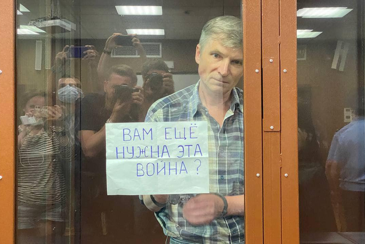 Россия заключила в тюрьму на семь лет депутата, который выступил против войны (фото)