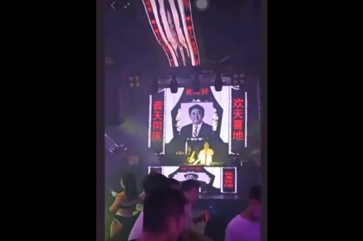 Як китайці святкують убивство експрем’єра Японії у нічних клубах (відео)