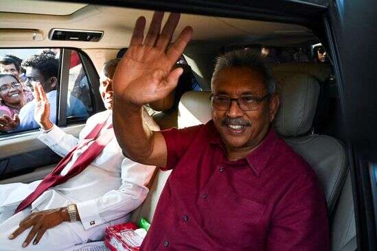 Президент Шрі-Ланки після протестів покинув країну на літаку