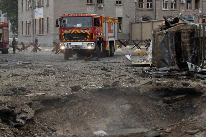 У центрі Дніпра рятувальники ліквідують наслідки ракетного удару (фото)