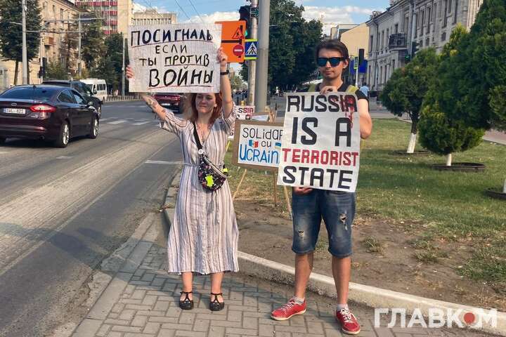 Під посольством РФ у Молдові проходять незвичні протести (фото)