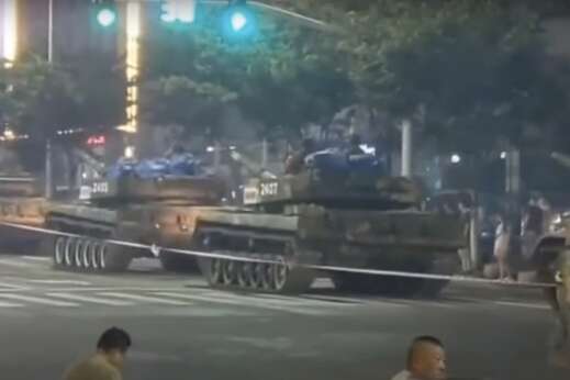 У Китаї масові протести. На вулицях з'явилися танки (відео)