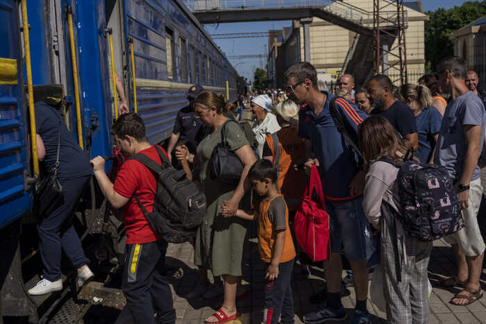 Первая обратная депортация: россияне везут украинцев из Пскова обратно в Мариуполь