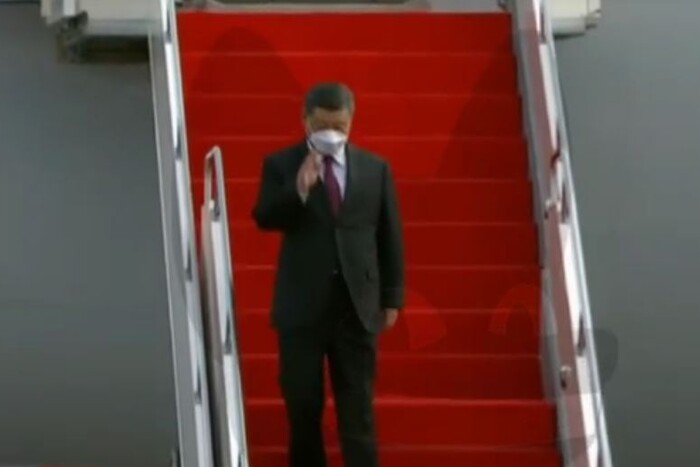 Сі Цзіньпін прибув із державним візитом до Казахстану (відео)