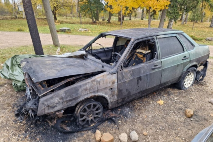 Невідомі у Латвії спалили авто сім'ї українських біженців (фото)