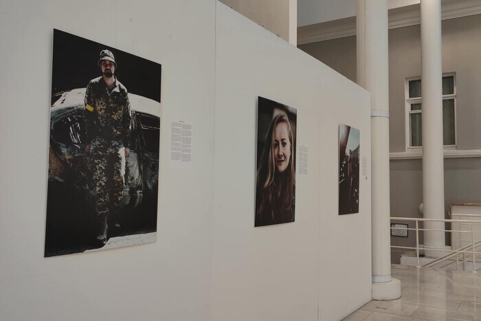В Киеве проходит фотовыставка об украинских ЛГБТ+ военных