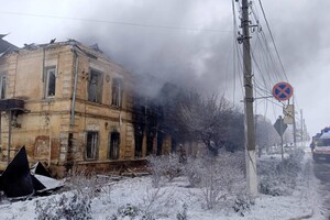 Рашисти обстріляли житловий будинок та поліклініку у Куп’янську: фото наслідків
