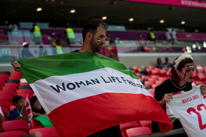 Охорона на стадіоні в Катарі відібрала прапор в іранських уболівальників (фото)