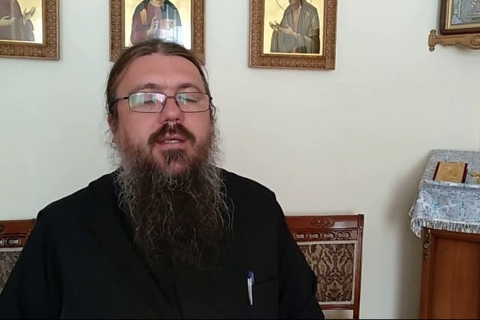 Секретар єпархії Московської церкви розповів, як у мережі з’явилося його фото з оголеним хористом