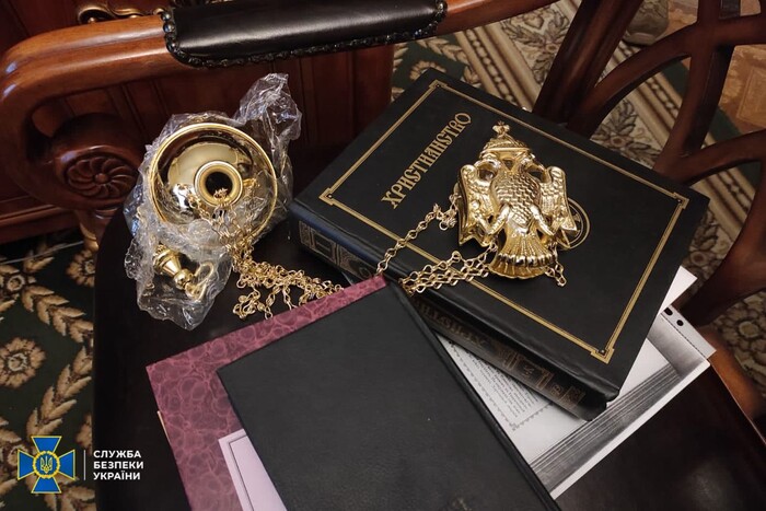 Зброя, агітки, підозрілі особи: що знайшли силовики у церквах УПЦ МП на Київщині та Херсонщині 