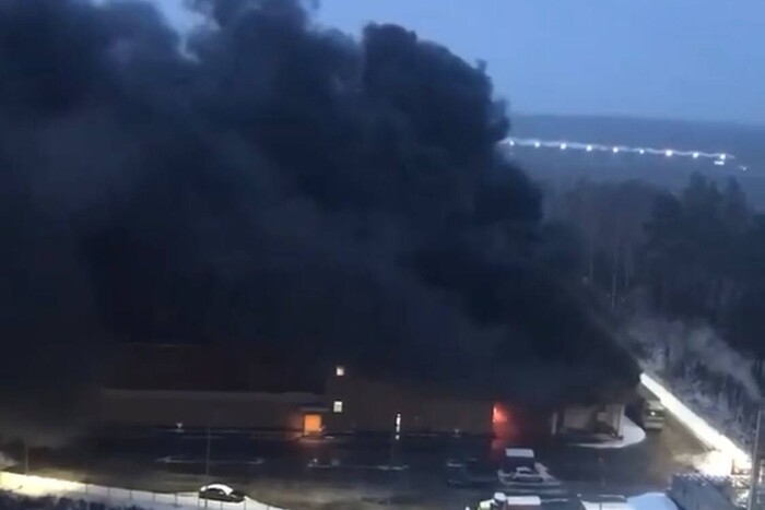У Росії знову спалахнув торговий центр (відео)