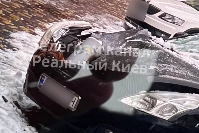 На Київщині уламок збитої ворожої ракети застряг в автівці (фото)