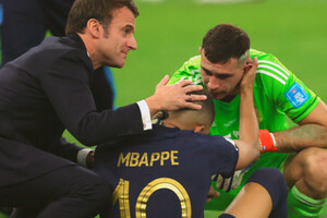 Як Макрон втішав футболіста Мбаппе після поразки у фіналі Чемпіонату світу (відео)