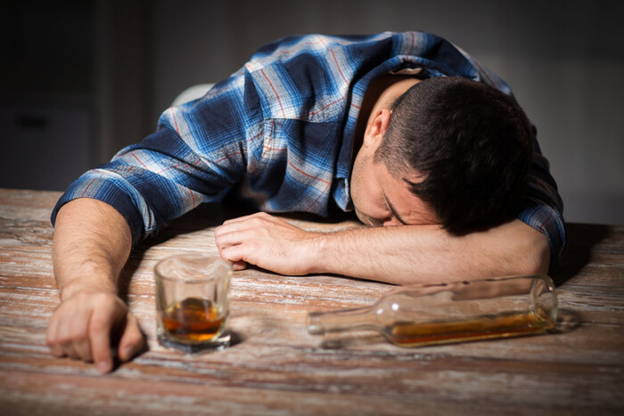 МОЗ Росії б’є на сполох: все частіше від алкоголю помирає певна категорія росіян 