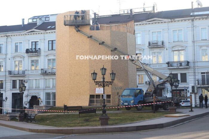 Одесса: возле памятника Екатерине II собрались коммунальщики и полиция (фото, видео)