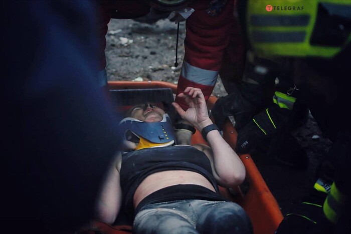 Рятувальна операція в Дніпрі триває, з-під завалів дістали жінку 