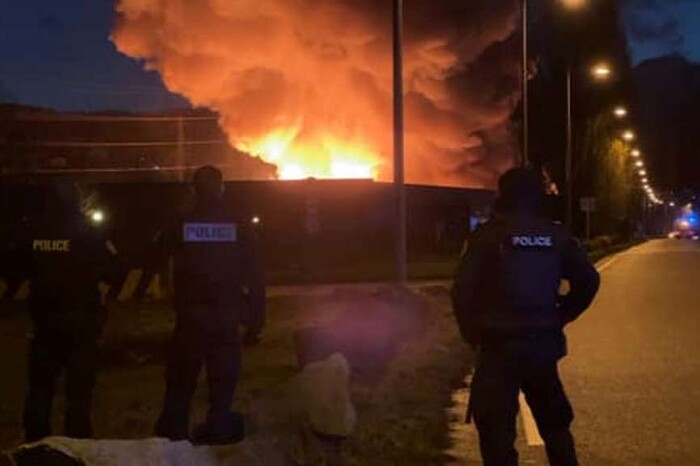У Франції сталася масштабна пожежа на складах із батареями й шинами (відео)