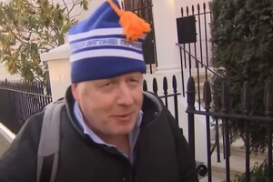 Джонсон розгулює Лондоном у шапці з кумедним написом українською (потішне відео)