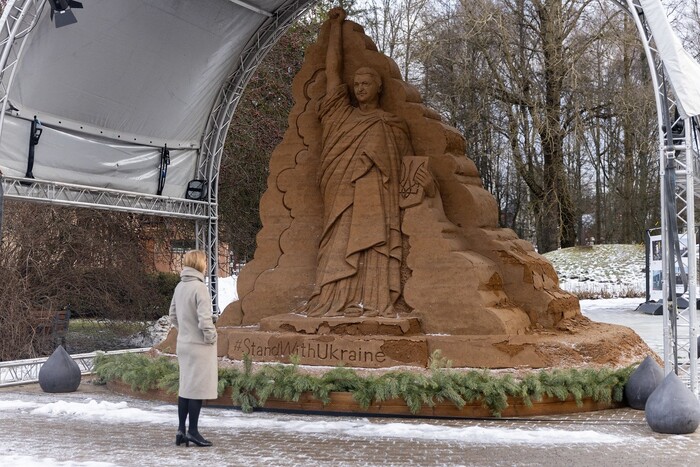 В Естонії встановили статую Зеленського зроблену з піску (фото)