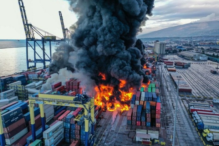 Маштабна пожежа у Туреччині. Добу палає порт вартістю $1 млрд (відео)