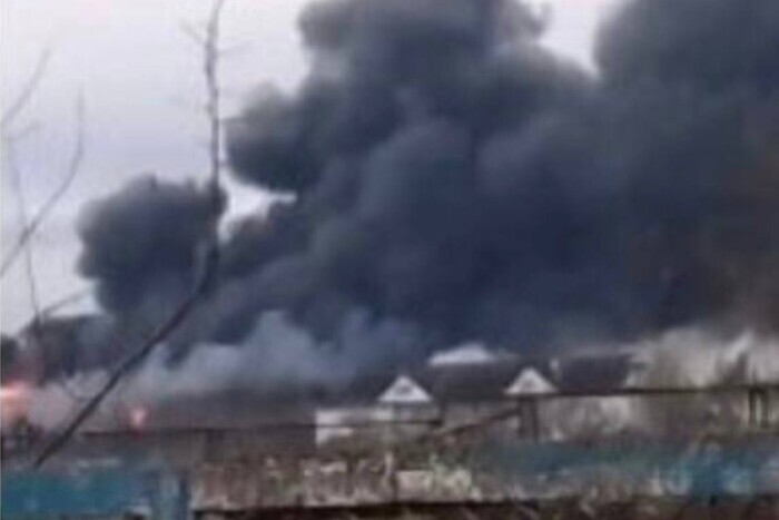 В Бердянске горит база отдыха, где лечили оккупантов (видео)