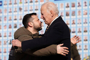 Потроллили Путина. Байден и Зеленский обнялись на улице во время тревоги (фото)