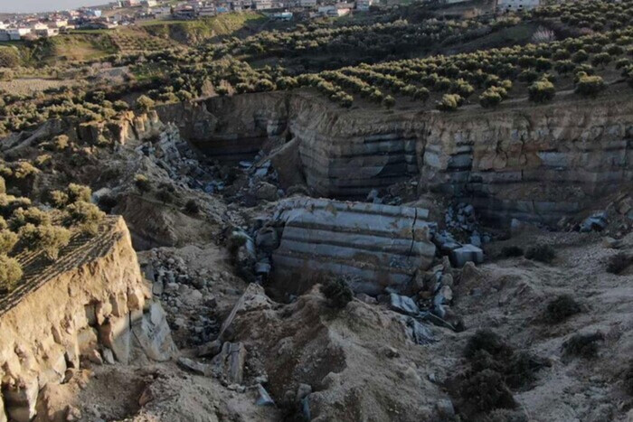 В Турции образовались гигантские разломы земной коры (видео)