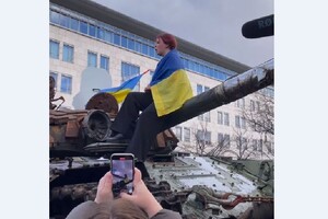 Пташка з «Азовсталі» заспівала «Червону калину» в Берліні, сидячи на російському танку