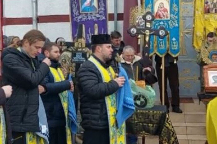 На Буковині священник Московської церкви не дав відспівати захисника в храмі (відео)