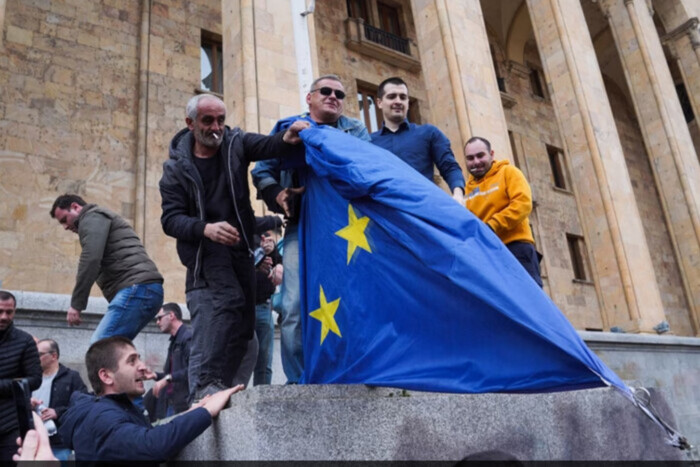 Протесты в Тбилиси: пророссийские радикалы сожгли флаг ЕС возле парламента (фото)