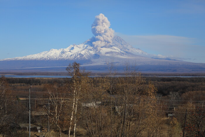 Виверження вулкана у Росії: яскраве відео