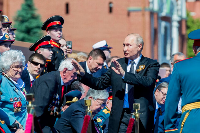Британская разведка объяснила, почему Россия отменяет парады на 9 мая