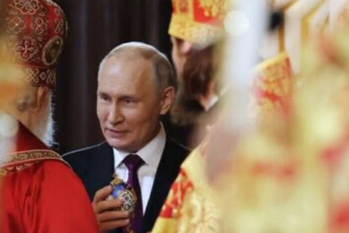 Путін на Великдень прийшов у церкву, де відгородився від простих людей (фотофакт)