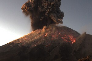 Дим піднявся майже на 7 км: у Мексиці прокинувся один з найнебезпечніших вулканів