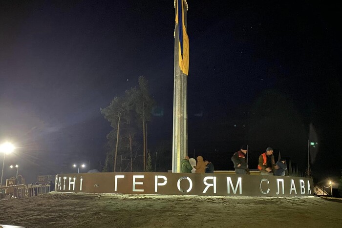 До річниці звільнення Київщини у Бучі встановили Меморіал захисникам, створений з металу Метінвесту (фото)