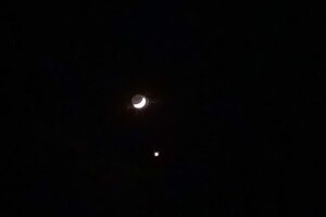 «Поцілунок» Місяця і Венери: у небі можна побачити унікальне явище (фото)