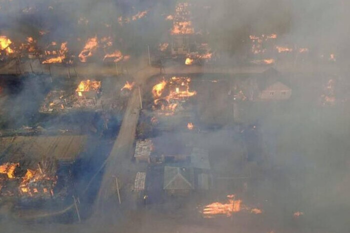 В России почти полностью сгорела деревня: пылали и соседние поселки (фото, видео)
