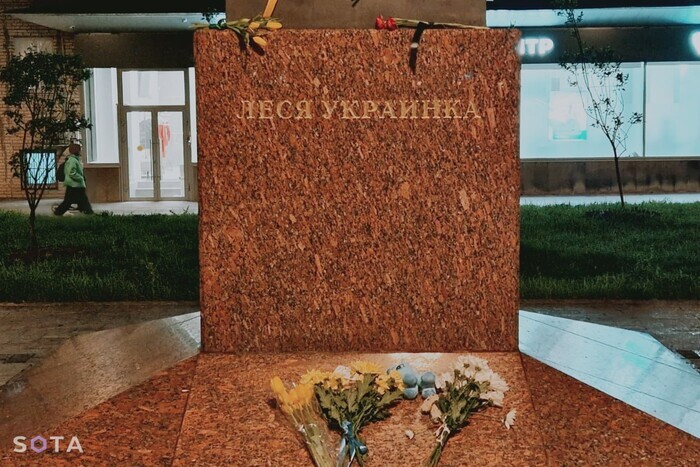 В Москве задержали женщину, которая принесла цветы и записку к памятнику Леси Украинки