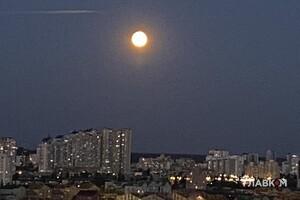 Місячне затемнення: гігантський супутник Землі над столицею (фото) 