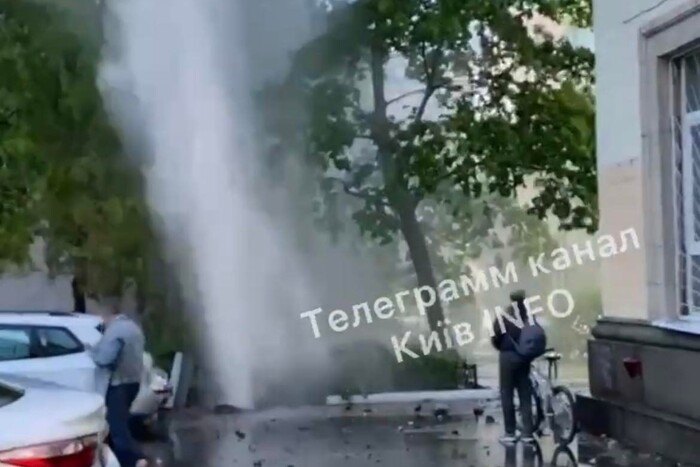 Побиті автівки, затоплена вулиця: у центрі Києва стався масштабний прорив (відео)