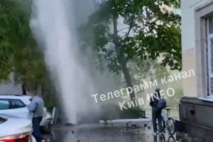 Избиты автомобили, затоплена улица: в центре Киева произошел масштабный прорыв (видео)