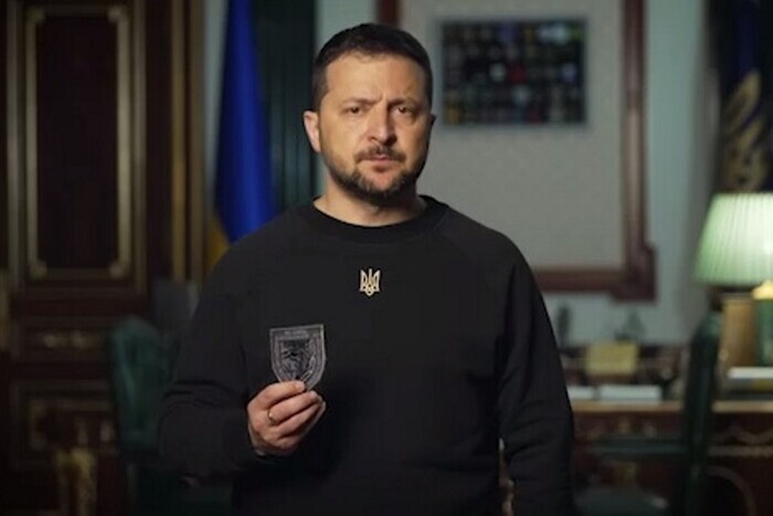 «Буду беречь его»: Зеленский рассказал о подарке от дочери Героя Украины