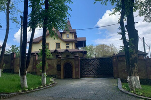 Резиденція митрополита Онуфрія в Чернівцях: що цікавого побачили журналісти (фото)