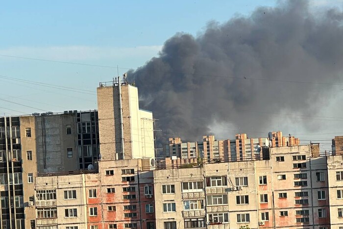 У Луганську прогриміли потужні вибухи: піднімається дим (фото, відео)